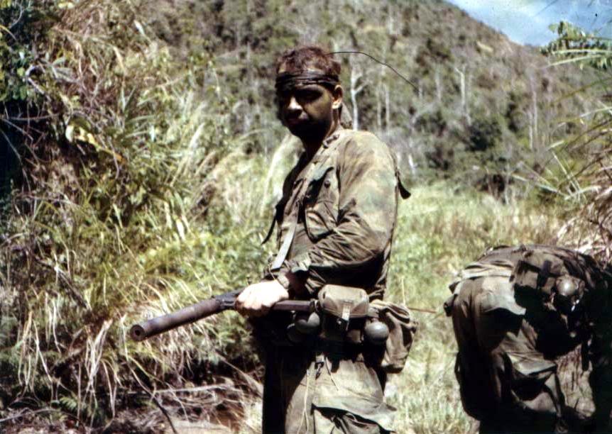 Soldado estadounidense con un Sten MkIIScon un silenciador integrado en algún lugar de Vietnam
