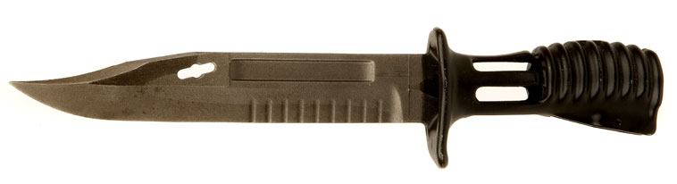 Una de las grandes fallas de diseño del fusil inglés SA-80 fue su bayoneta. El agujero en la hoja, que otras bayonetas también tienen, sirve para encajar en una pieza de la vaina y convertirla en herramienta corta alambres