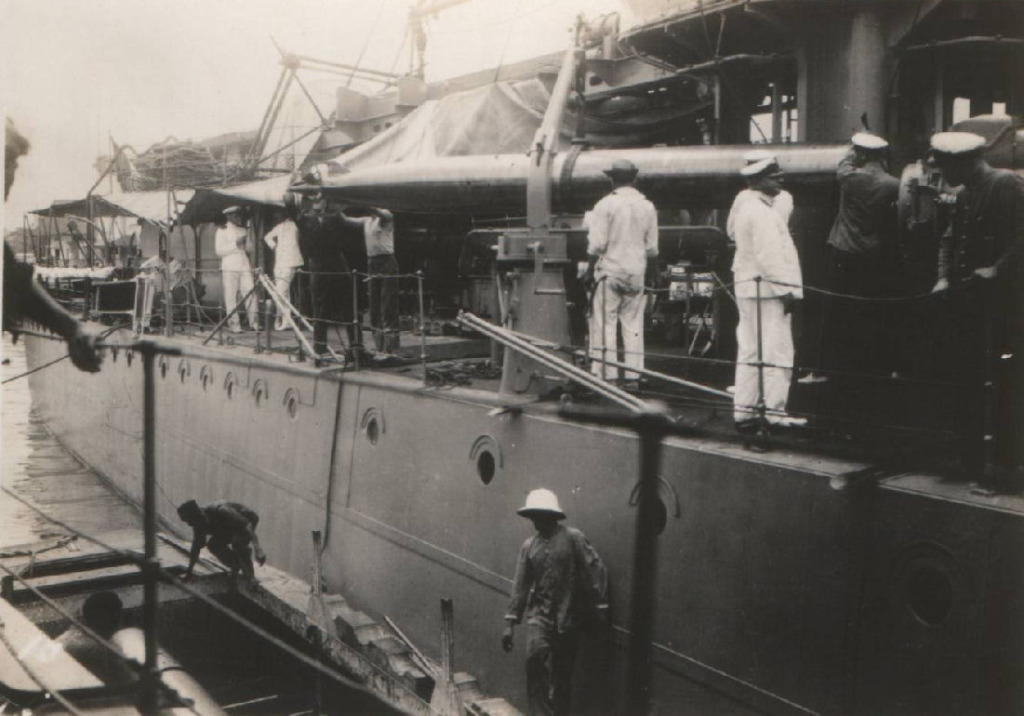 Carga y transporte en cubierta de torpedos en el HNLMS Van Ghent