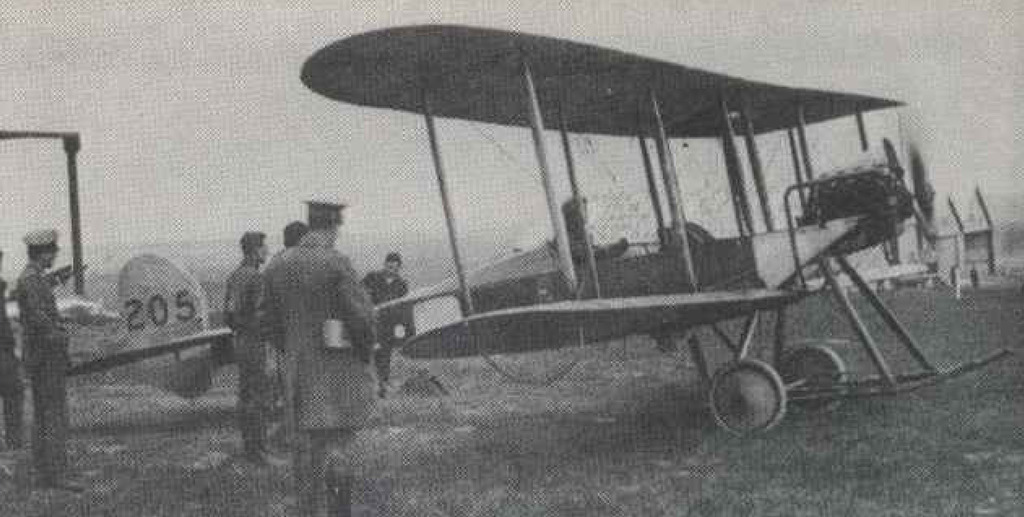 El 2º Escuadrón recibió como equipo inicial el B.E.2, diseñado por de Havilland y uno de los cuales aparece en la fotografía en Farnborough. Estos aparatos trasladaron al escuadrón a su base fundacional a Montrose en 1913 y de ahí a la guerra en 1914
