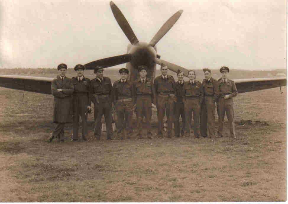 Pilotos de 2º Escuadrón delante de una de sus monturas
