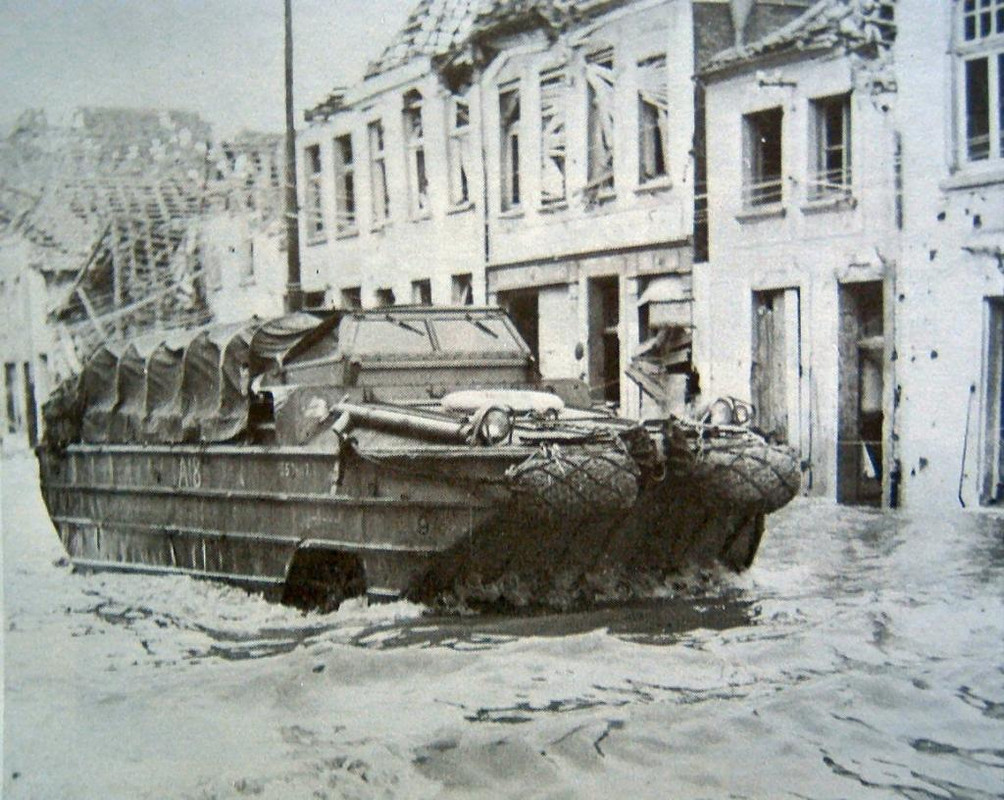 DUKW n a través de una ciudad inundada en los Países Bajos, 1944