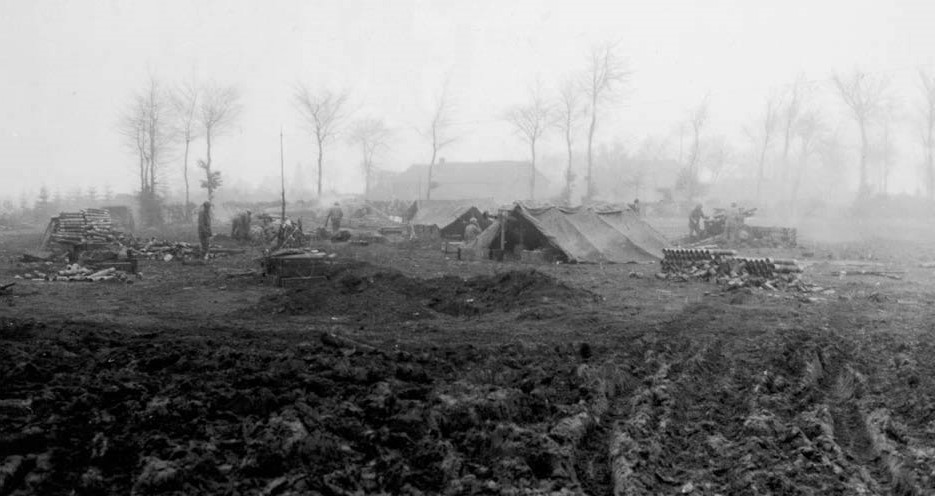 Posición artillera del 38º Batallón de Artillería de Campaña americana de la 2ª División de Infantería desplegado en la Cordillera de Eisenhorn el 20 de diciembre
