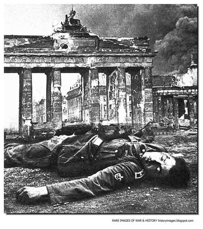Combatiente alemán muerto al pie de la puerta de Brandenburgo