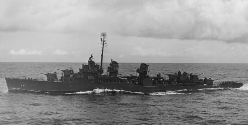 USS The Sullivans en 1944, cerca de Ponape