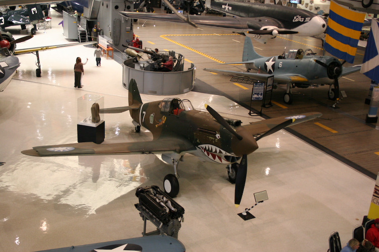 Curtiss P-40C Hawk Nº de Serie 14737 AK255 se conserva en el National Museum Of Naval Aviation en Pensacola, Florida