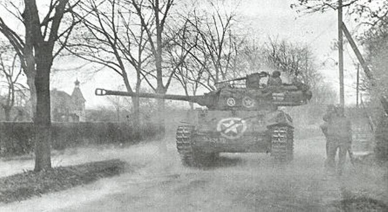 Un M18 Hellcat del 824 Batallón de Destructores de Tanques en Wiesloch, Alemania, abril de 1945