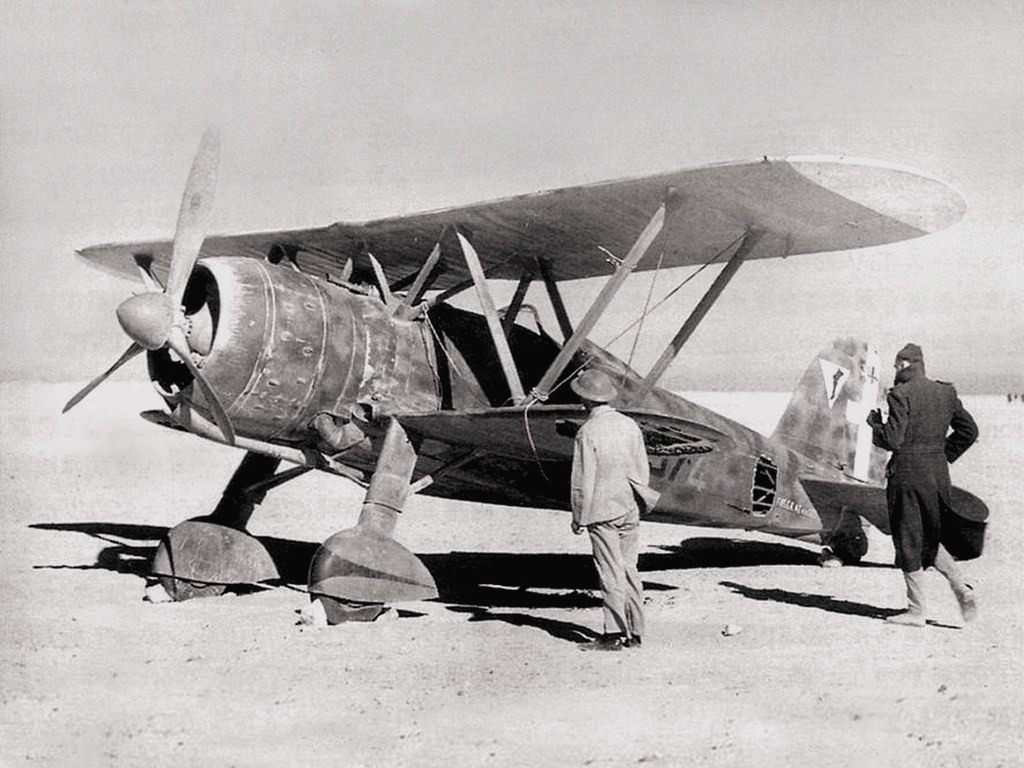 Un Fiat CR.42 Falco del 4º Stormo capturado, siendo observado por un soldado británico