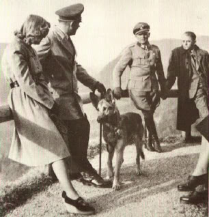 Eva Braun y Adolf Hitler con sus perros