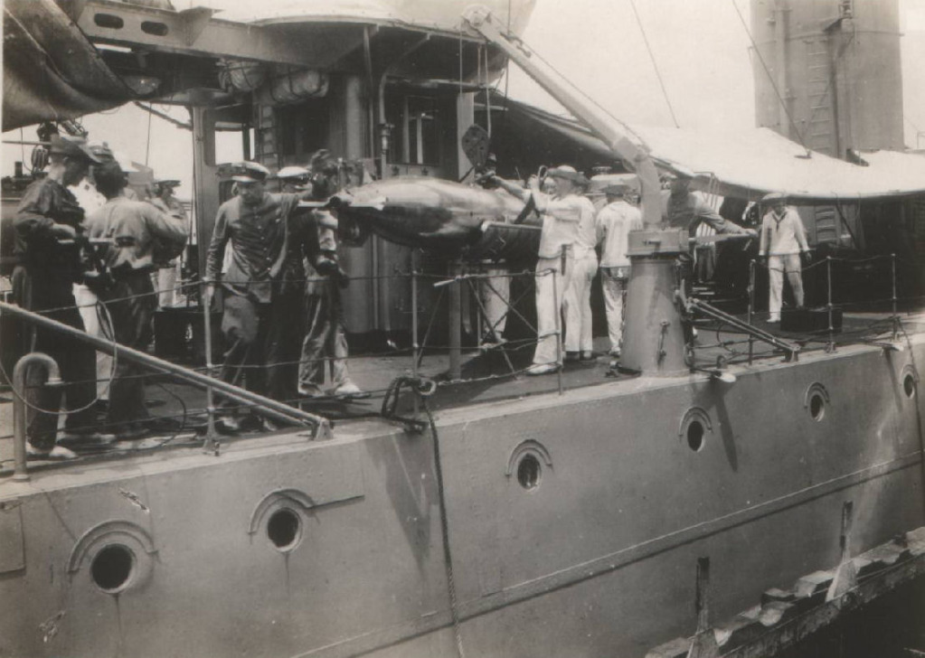 Carga y transporte en cubierta de torpedos en el HNLMS Van Ghent