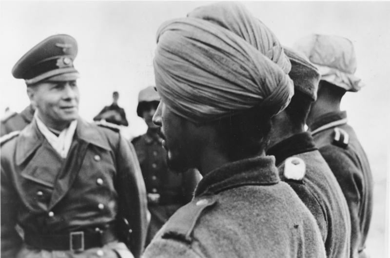 Rommel pasando revista a tropas hindúes y alemanas
