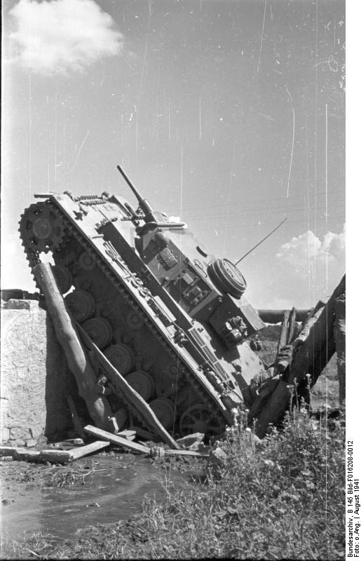 Panzer III hunde un puente a su paso durante la campaña de Rusia en 1941