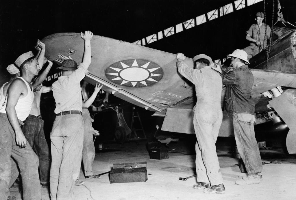 Tareas de mantenimiento de un Republic P-43A en China, en 1943