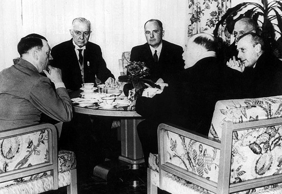 La foto más polémicas de Thomas J. Watson, arriba a la derecha, junto con el Tercer Reich