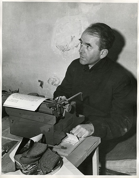 Speer en su celda durante los juicios de Núremberg, 1945