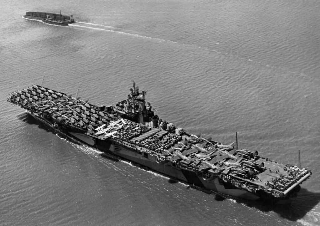 El USS Intrepid CV-11 zarpando del Astillero Naval Shipyard Hunters Point en San Francisco, California, el 9 de Junio de 1944