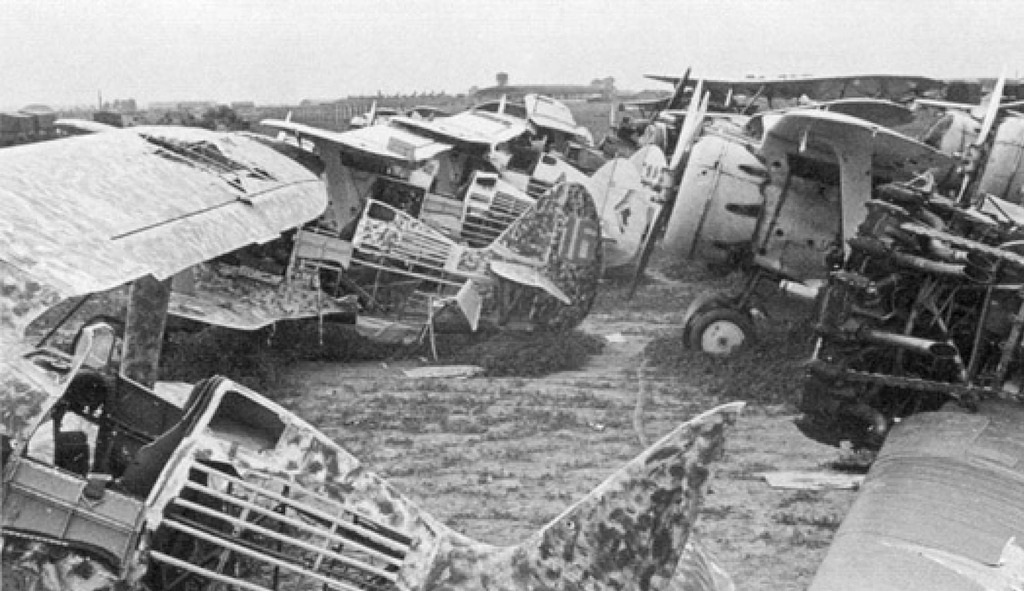 Polikarpov I-153 destruidos en el Aeródromo de Minsk