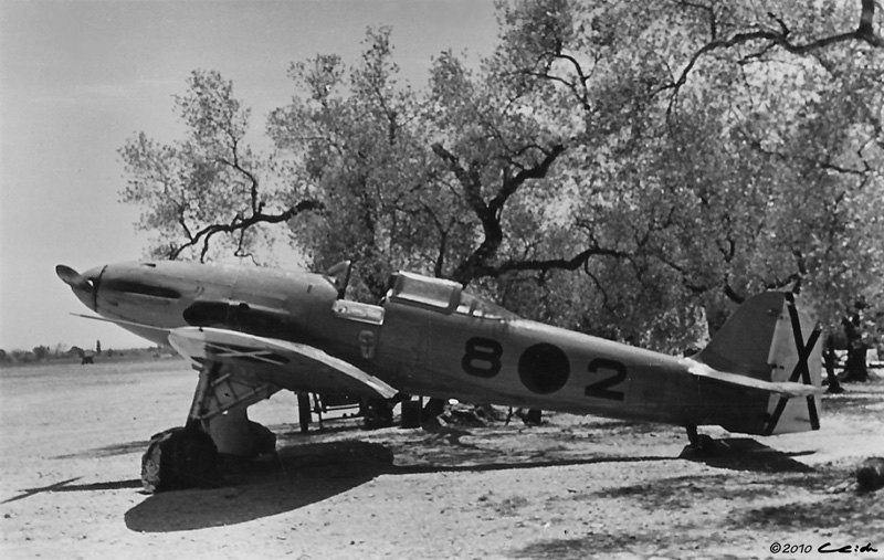 V.9 fotografiado por Otto Schmidt en el aeródromo de La Senia en verano de 1938. Se observa el logotipo del fabricante en las palas de la hélice, la zona negra junto al escape del  motor y las puntas blancas de las alas entre otro detalles