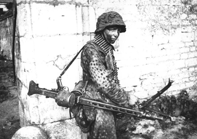 Soldado de las SS con una MG42 tambor de munición