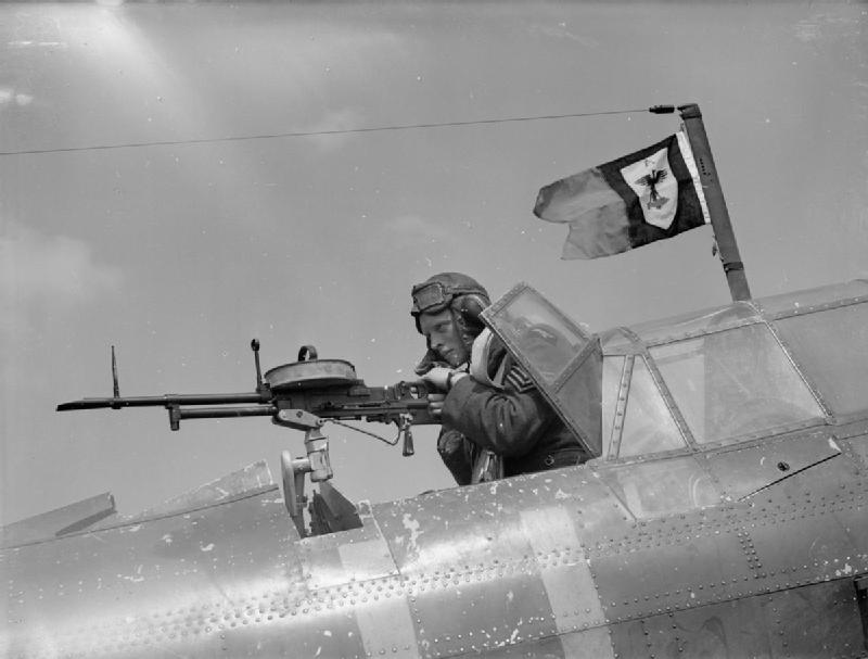 Artillero sujetando una Ametralladora Vickers K de un Fairey Battle, Francia, 1940