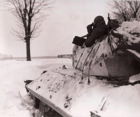 Un M10 durante la fase 2 del 23 de diciembre de 1944 al 25 de enero de 1945 de la batalla de las Ardenas