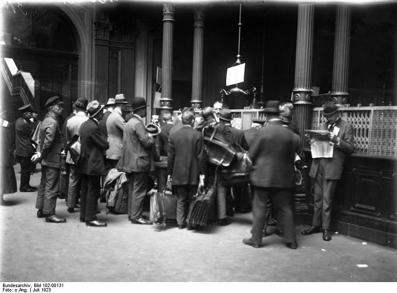 Sede del Reichsbank en Berlín, junio de 1923, usuarios emplean maletines para transportar el dinero recibido del banco