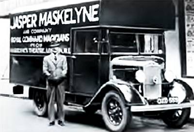 Jasper Maskelyne junto a la camioneta del espectáculo de magia