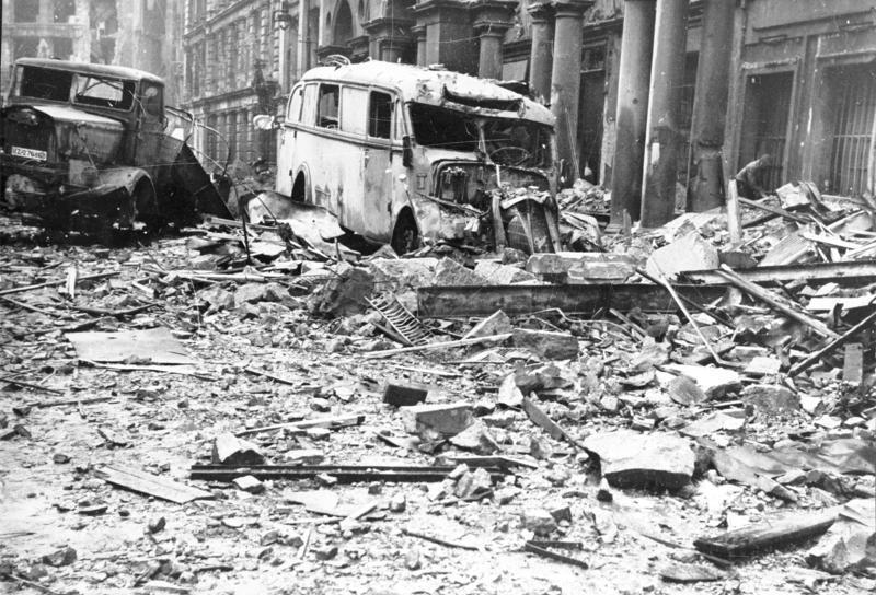 Un camión y autobús destruidos en las calles de Berlín, mayo de 1945