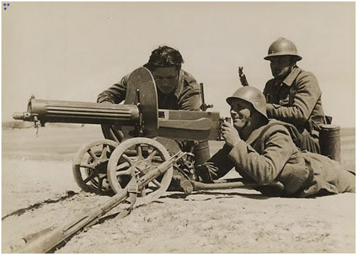Brigadistas disparan con una Maxim durante la Guerra Civil Española, en una foto de propaganda. A destacar el rifle Mosin-Nagant soviético en primer plano
