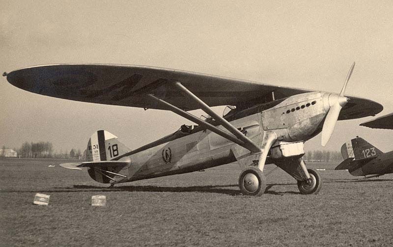 Renard R-31 N-18 de la Escuela de Pilotos de Wevelgem Penguin en una visita a la base aérea de Goetsenhoven en 1938