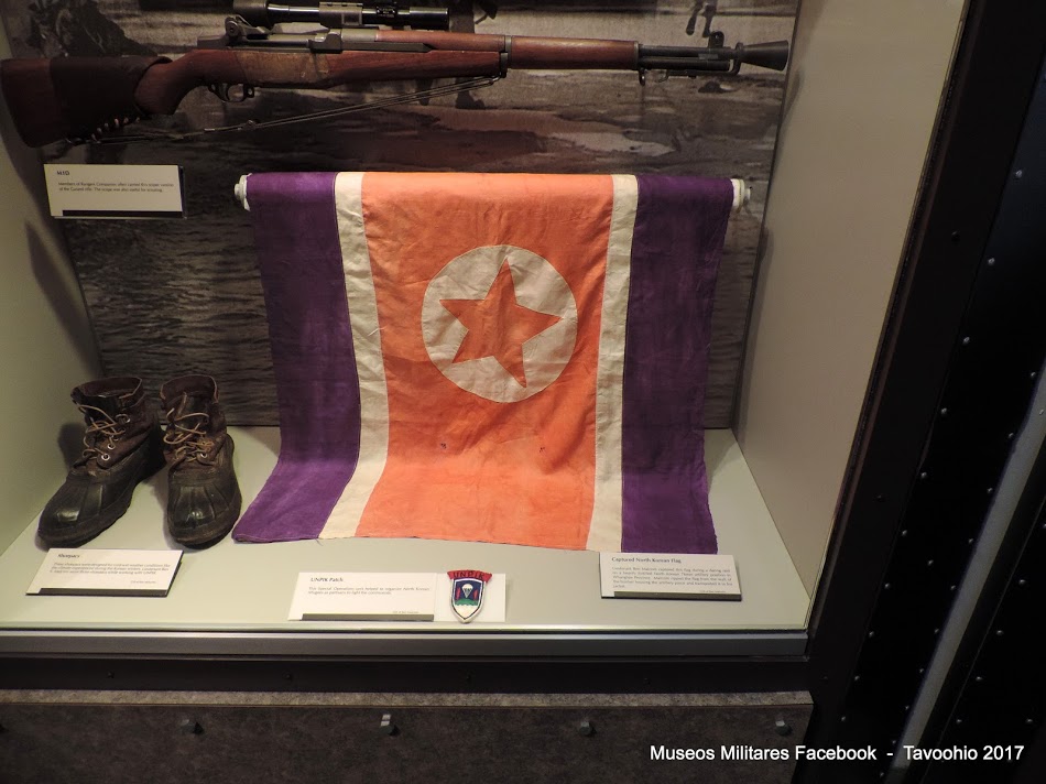El Teniente Ben Malcom capturó esta bandera durante una operación comando a la fuertemente fortificada provincia de Whanghae en Corea