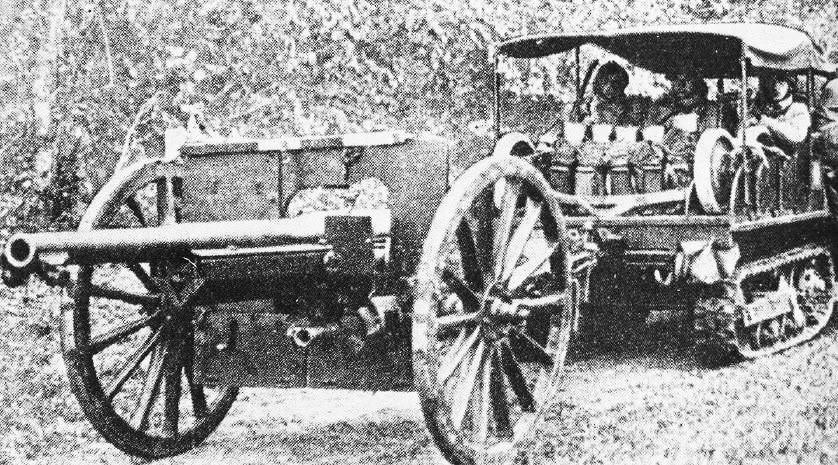 No todos los 75 modèle 1897 tenían ruedas neumáticas. En la imagen, un 75 arrastrado por un semioruga Citröen-Kegresse