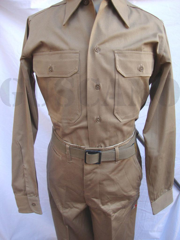 El uniforme corresponde a la camisa y pantalón de algodón caqui de verano, denominados coloquialmente chinos