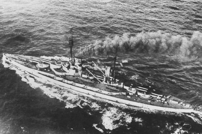El Acorazado Alemán SMS Grosser Kurfürst de camino a Scapa Flow, el  21 de noviembre de 1918