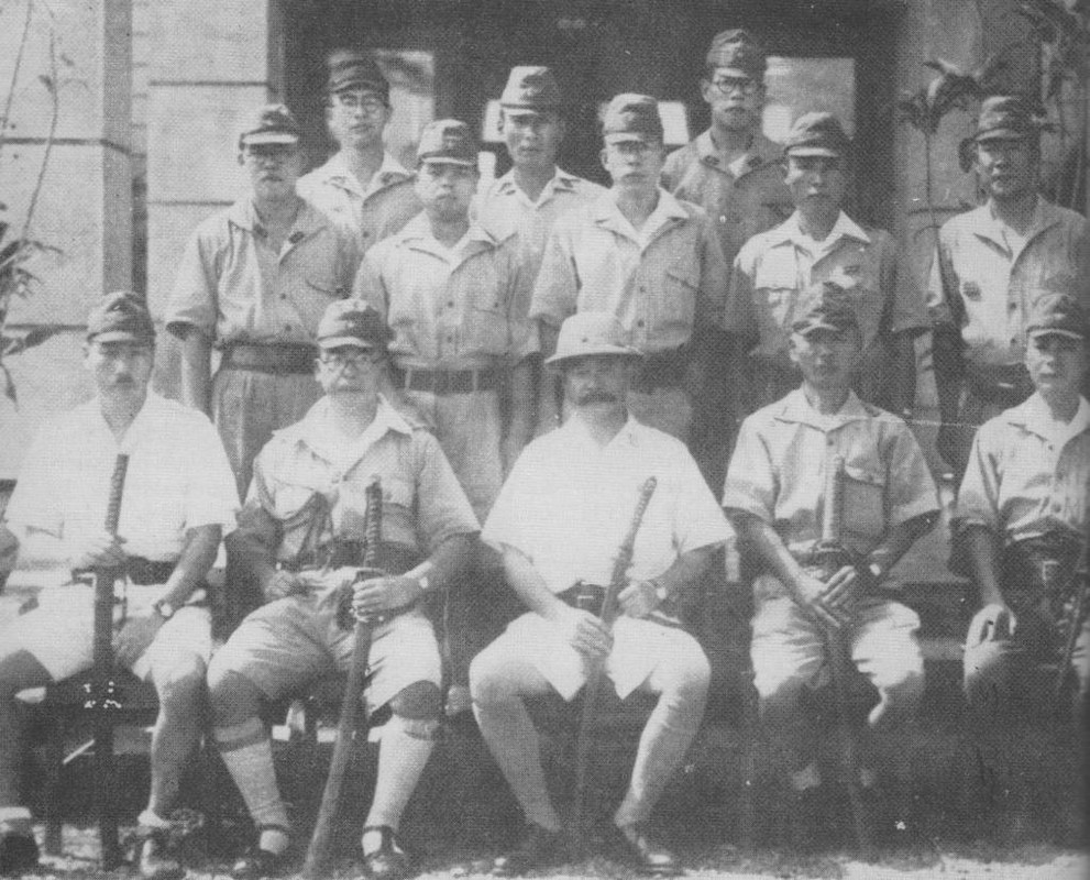 El General Kawaguchi, sentado en el centro, con sus oficiales de Estado mayor