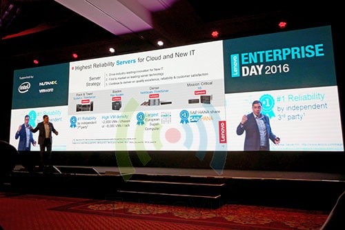 Sumir Batia sedang membawakan sebuah segmen pada Lenovo Enterprise Day