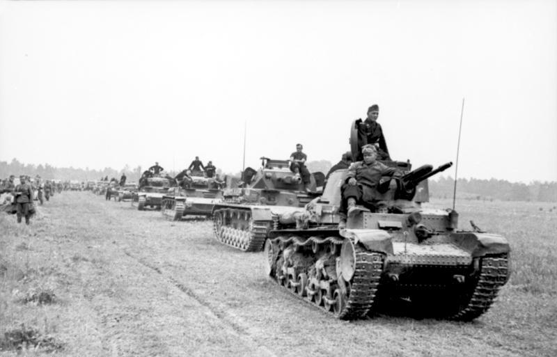 Un Panzerkampfwagen 35 t seguido de varios Panzer IV, en Francia, en 1940