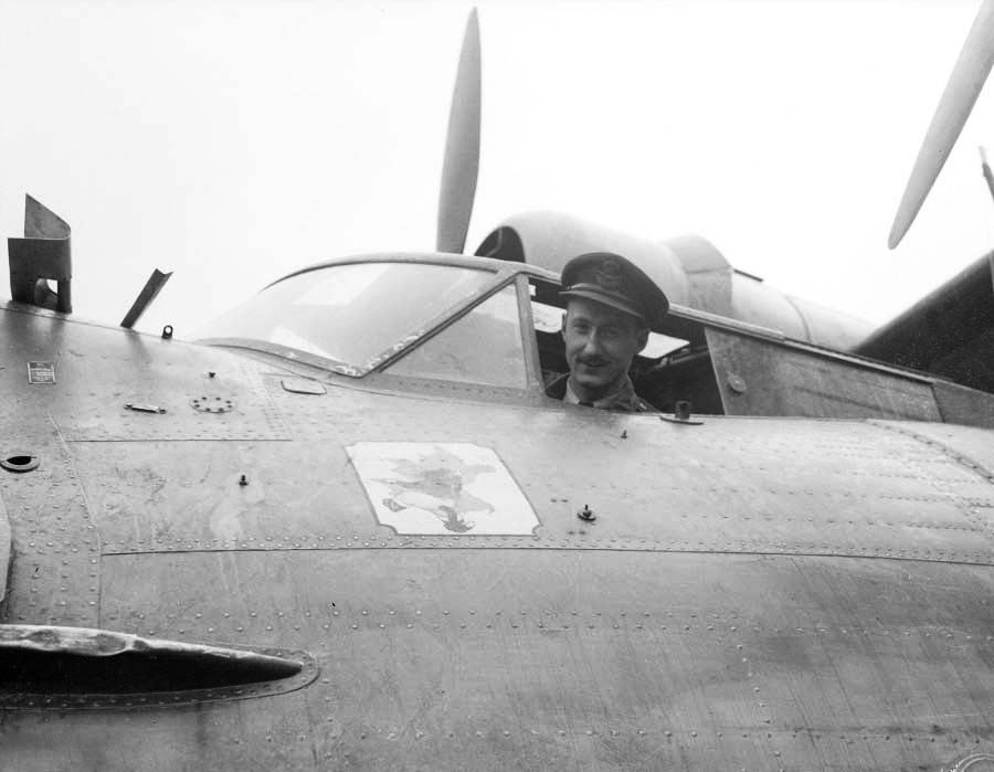El líder de escuadrón Leonard Birchall a bordo de un PBY Catalina antes de ser derribado y capturado por los japoneses cerca de Ceilán
