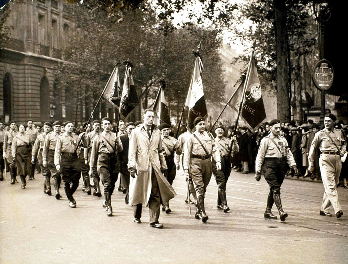 Desfile de militantes de Solidaridad Francesa, una organización fascista minoritaria. En la imagen exhiben sus banderas orgullosos, muchos son veteranos de la Gran Guerra
