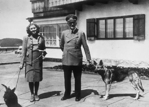 Eva Braun y Adolf Hitler con sus perros