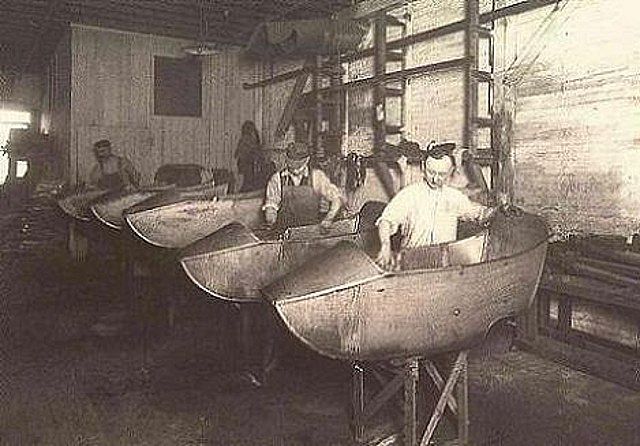 Obreros trabajando en las primeras sidecar