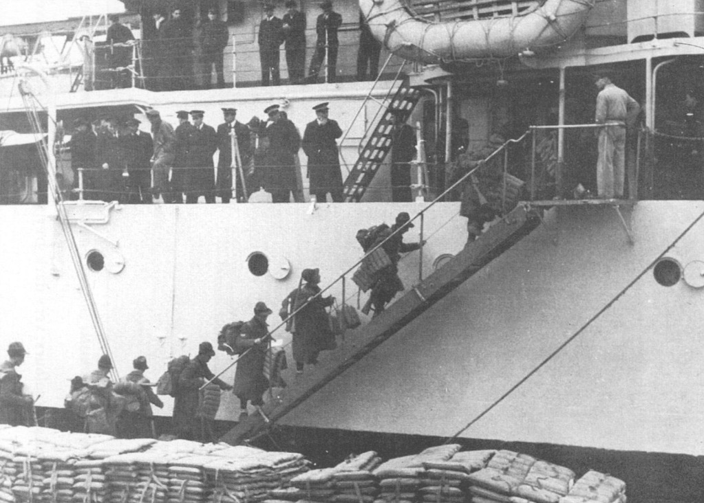 El RMI Muzio Attendolo embarcando tropas en el Puerto de Brindisi, el 23 de diciembre de 1941