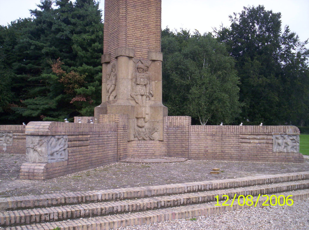 Monumento erigido en memoria de los paracaidistas británicos que descendieron Oosterbeek