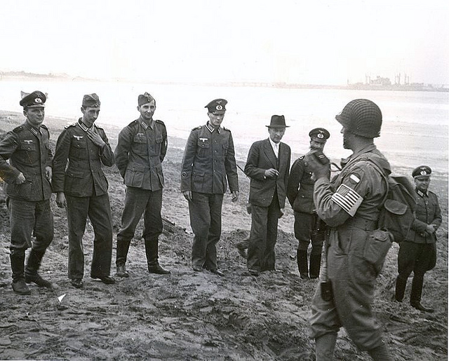 Un soldado estadounidense vigila a un grupo de oficiales alemanes capturados en Fedala, en el Marruecos francés