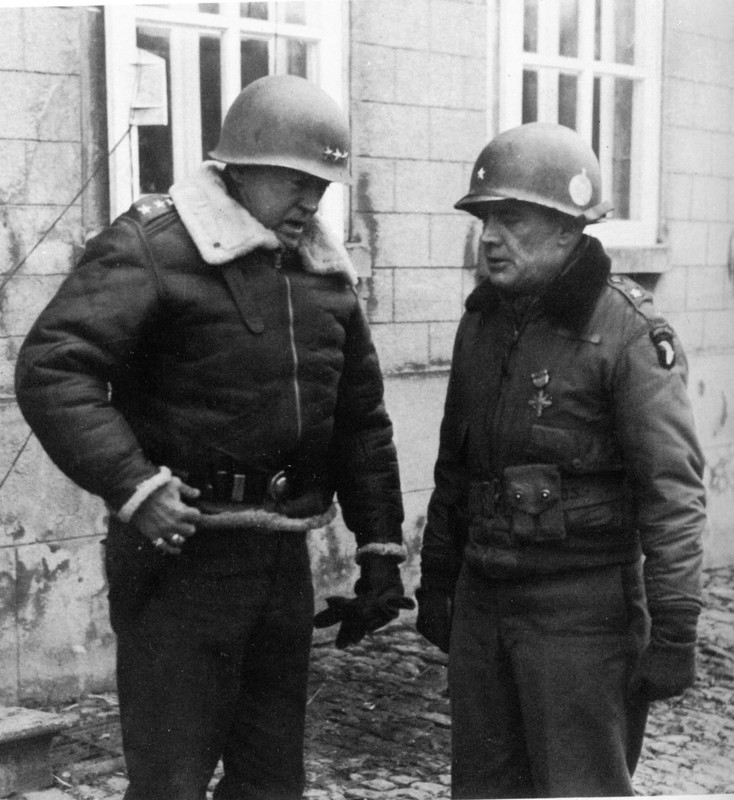 El 28 de diciembre de 1944, Patton efectuó una ceremonia ante la prensa para condecorar al General McAuliffe por su valor durante el sitio de Bastogne. Como era habitual, iba armado con su famoso revolver de cachas de marfil al cinto