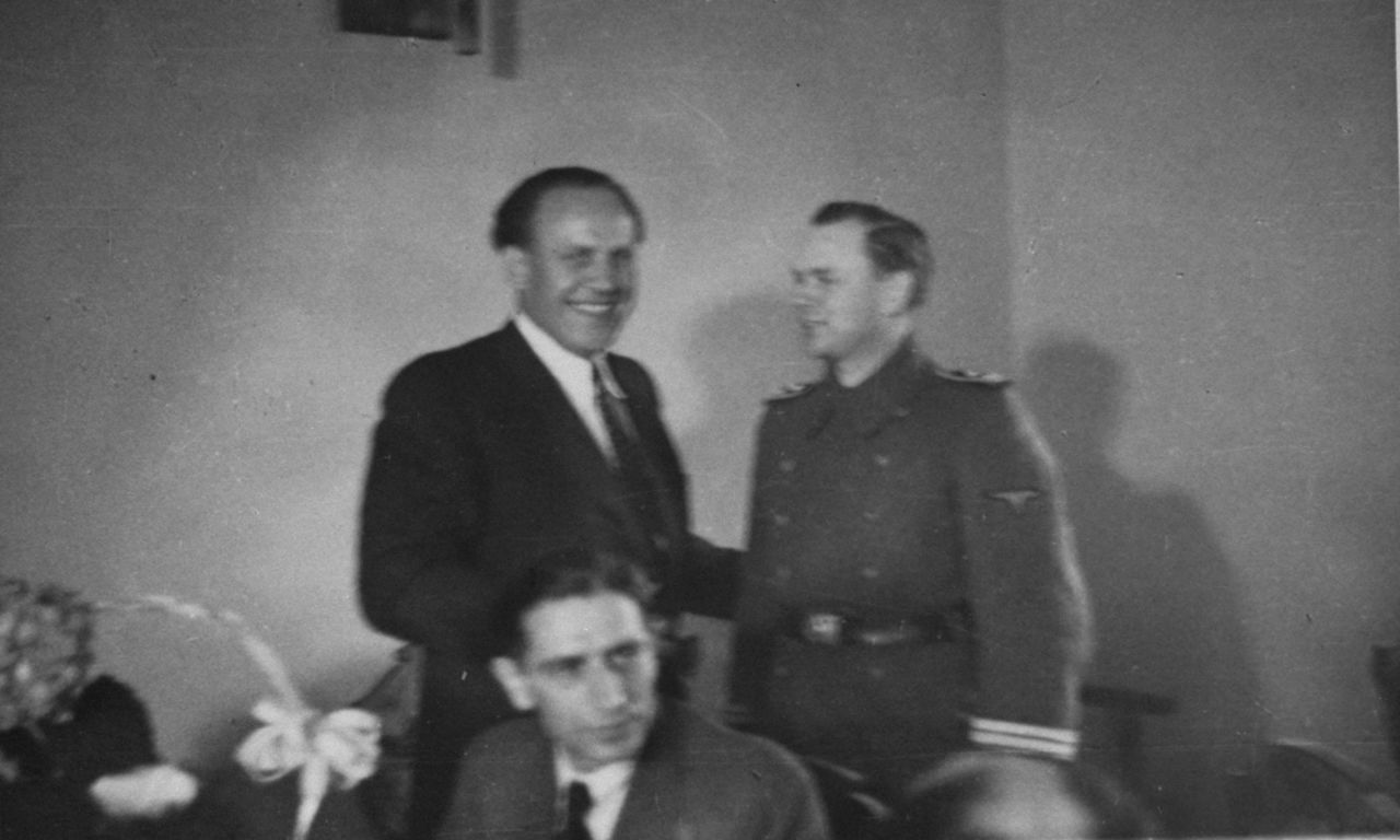 Oskar Schindler con mandos alemanes
