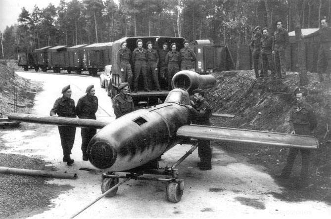 Soldados aliados inspeccionan con sorpresa las Reichenberg capturadas