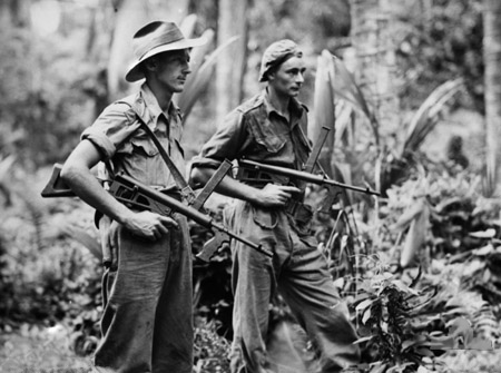 Soldados australianos armados con subfusiles Owen en la Isla de Nueva Bretaña, 1945
