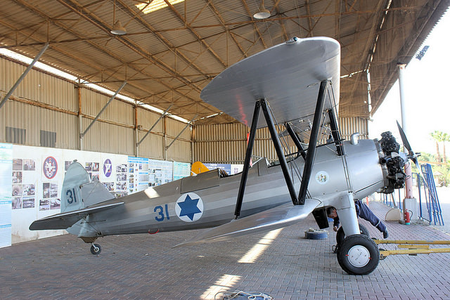 Un Boeing PT-13 Kaydet en estado de vuelo en el Museo de la Base Aérea de Hatzerim, Israel