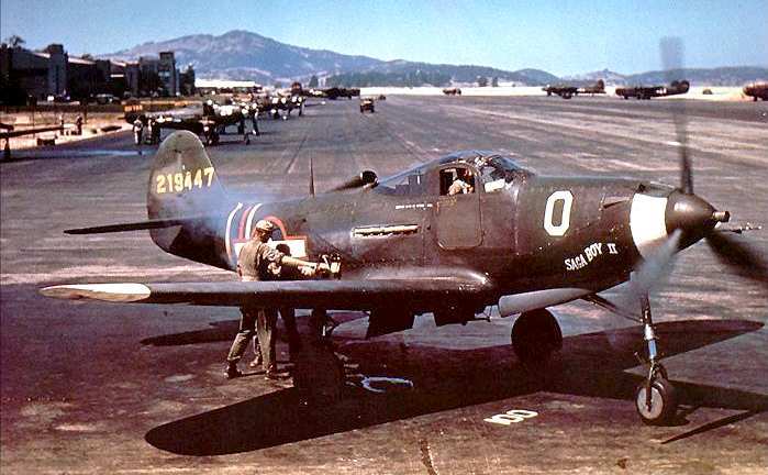 Un mecánico de la USAAF trabajando en un Bell P-39Q-1-BE Airacobra en la Base Aérea del Ejército de Hamilton, California